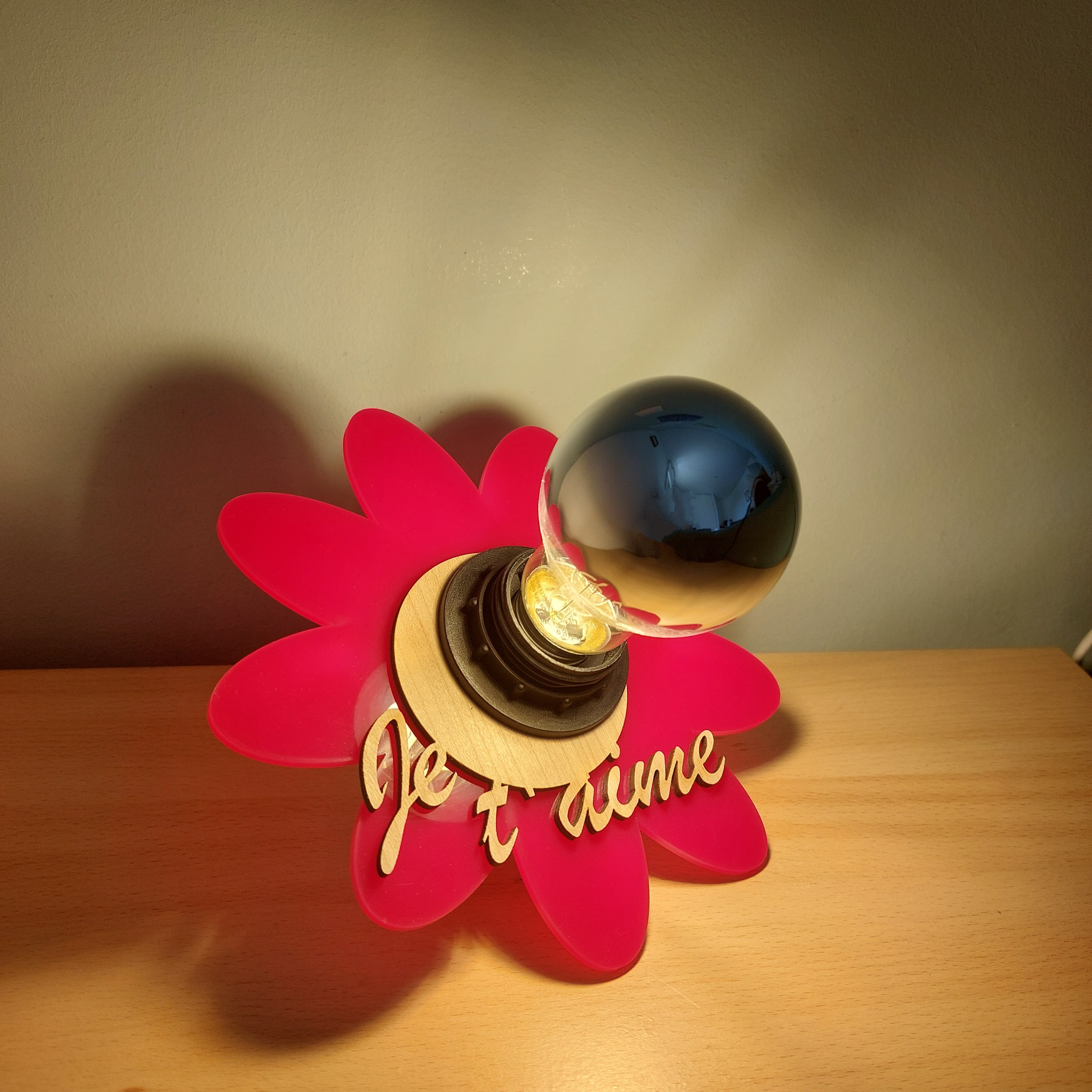 Lampe à poser Fleur "JE T'AIME" en bois/plexi - Luminaire - Fête des mères